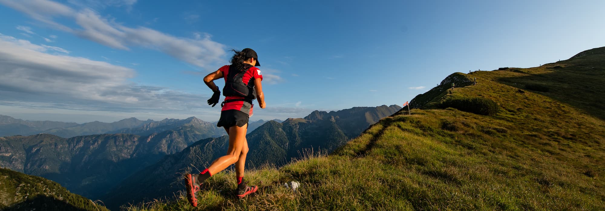 lady wearing a red sports clothes fell running with a tri tek pro back pack